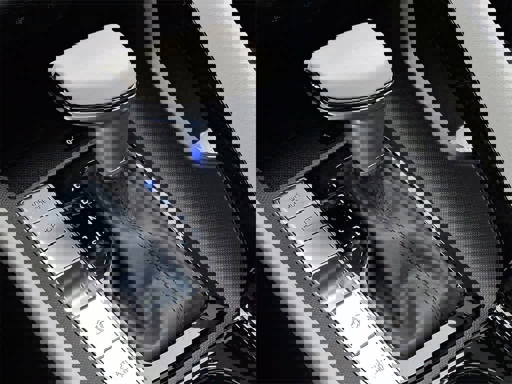 Used 2025 Hyundai Elantra Limited image 14