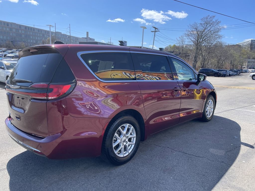 Certified 2023 Chrysler Pacifica Touring-L image 6