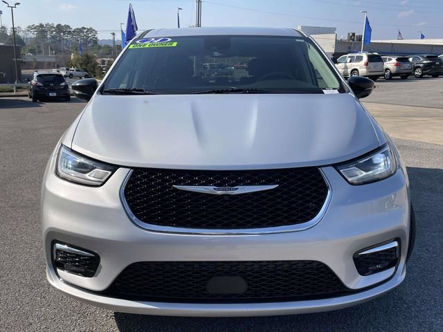 Used 2024 Chrysler Pacifica Touring-L image 8