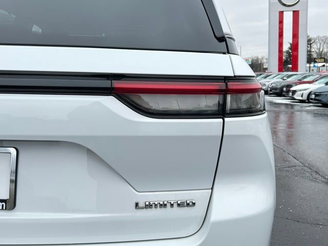 Used 2023 Jeep Grand Cherokee Limited w/ Luxury Tech Group II image 9