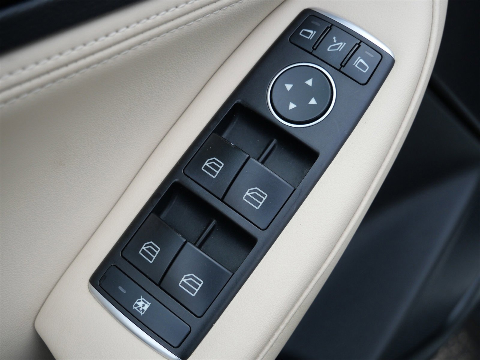 Used 2017 INFINITI QX30 Premium w/ Navigation Package image 16