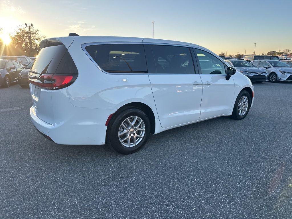 Used 2025 Chrysler Pacifica Select image 6
