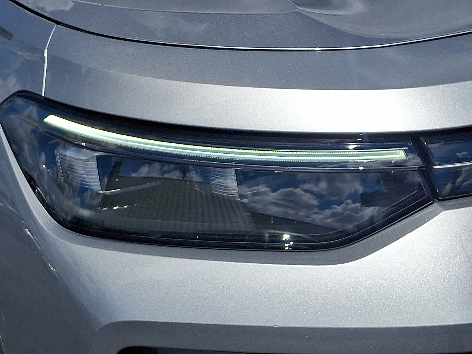 Certified 2025 Volkswagen Tiguan SE image 9