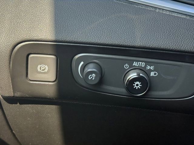 Used 2018 Buick Enclave Essence FWD image 12