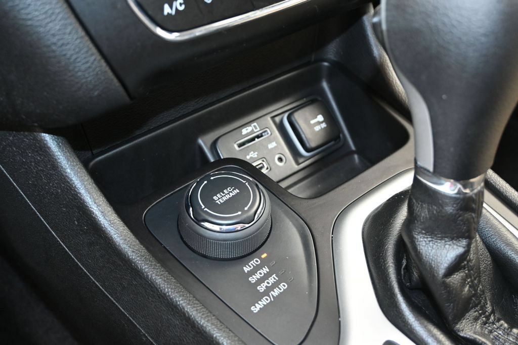 Used 2018 Jeep Cherokee Latitude w/ Cold Weather Group AWD/4WD image 22