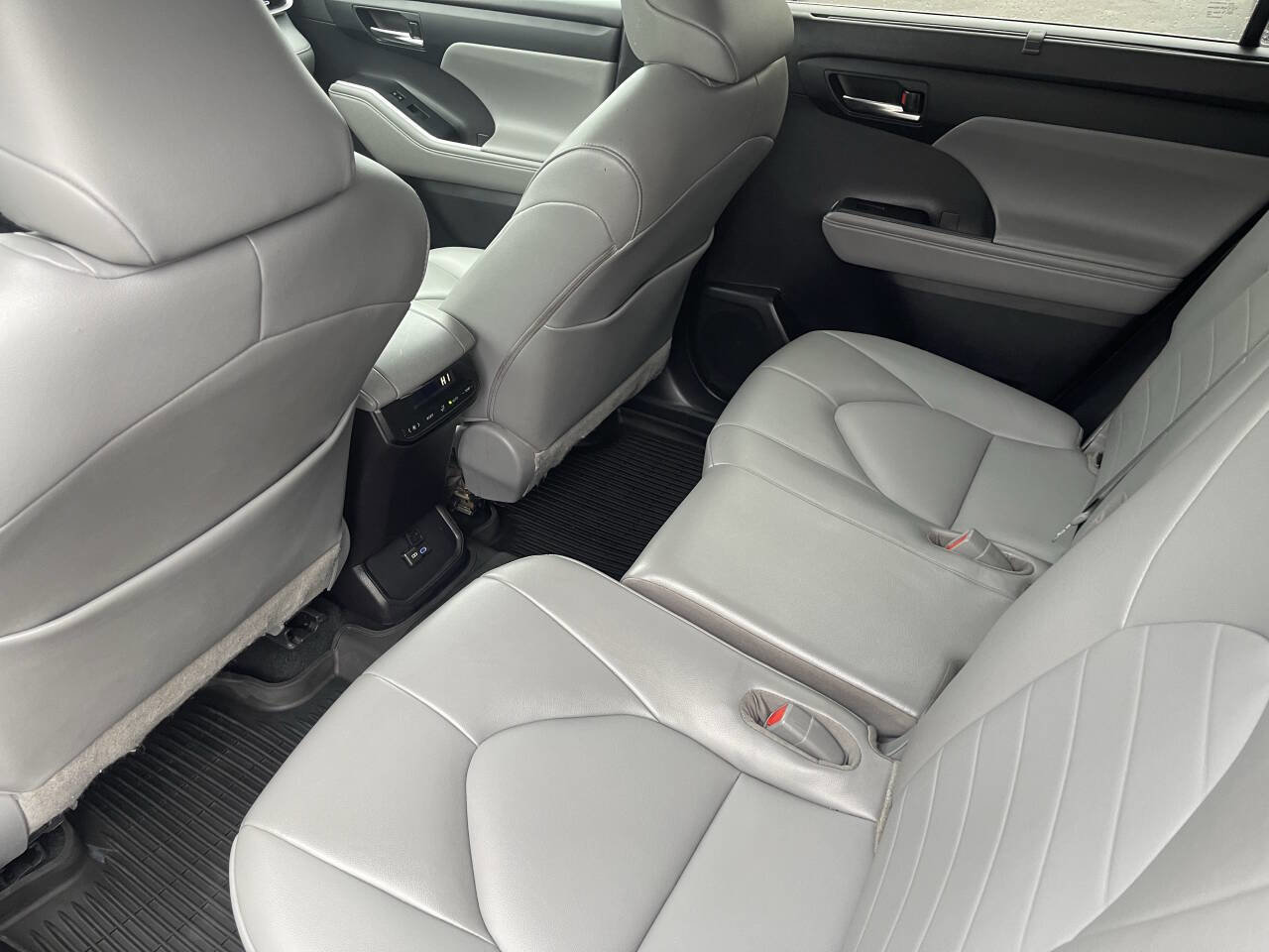 Used 2022 Toyota Highlander XLE image 15