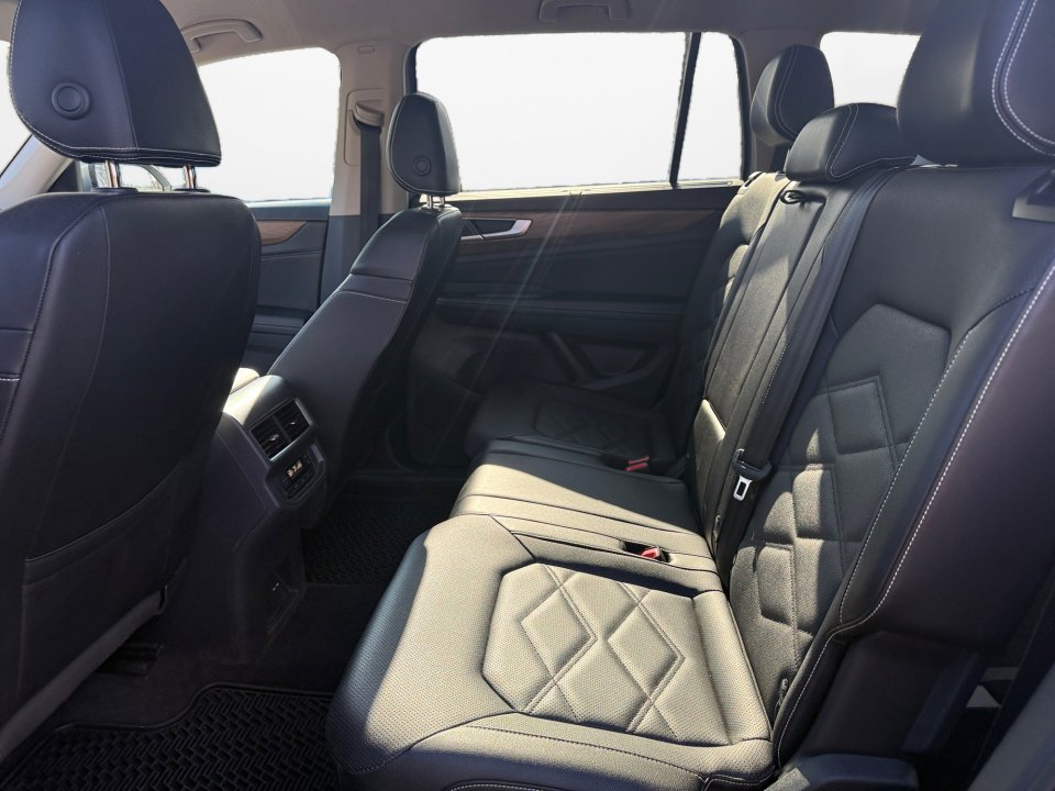 Used 2024 Volkswagen Atlas SE image 16