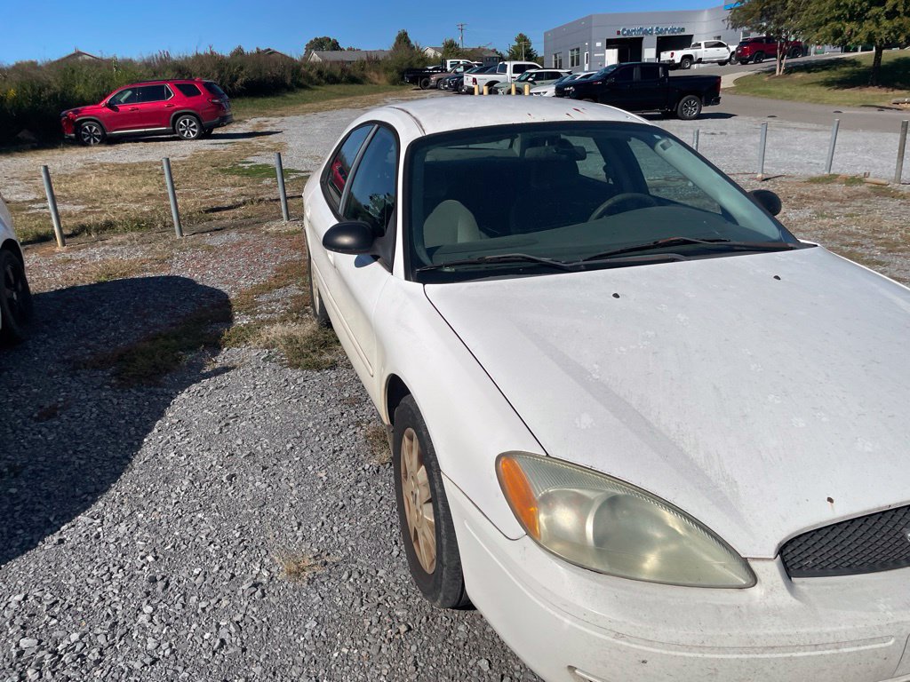 Used 2005 Ford Taurus SE FWD image 2