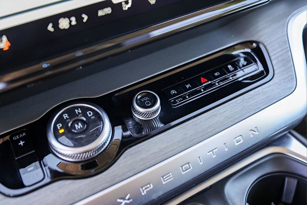 Used 2025 Ford Expedition Platinum image 21