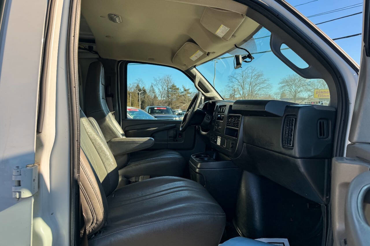 Used 2017 Chevrolet Express 2500 image 10