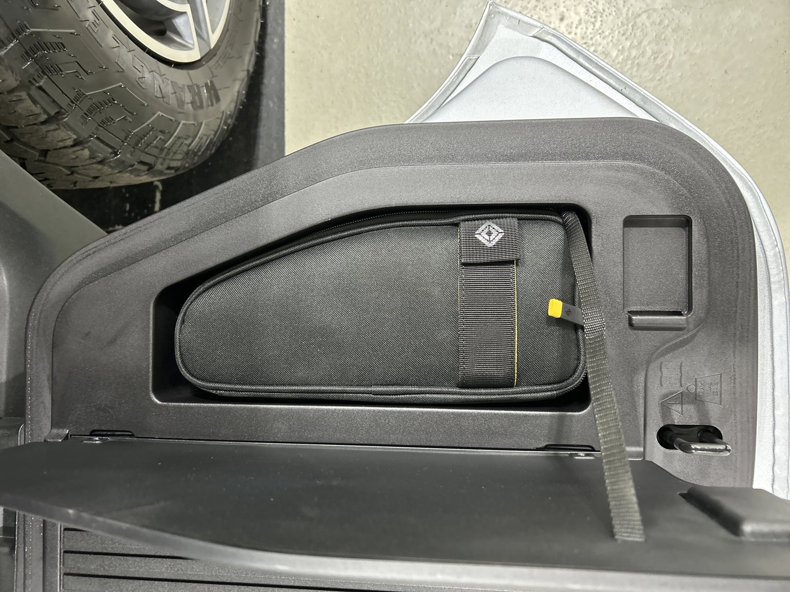 Used 2025 Rivian R1T Adventure image 32