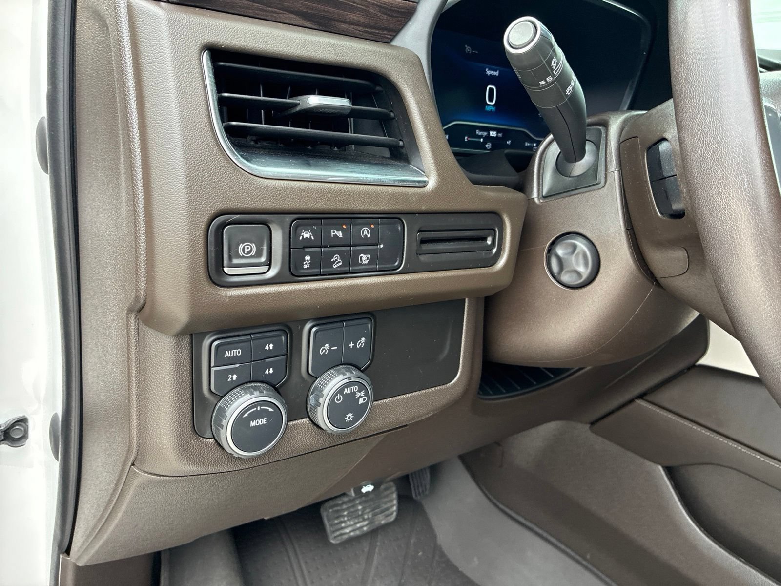Used 2023 Chevrolet Tahoe Z71 w/ Luxury Package AWD/4WD image 28