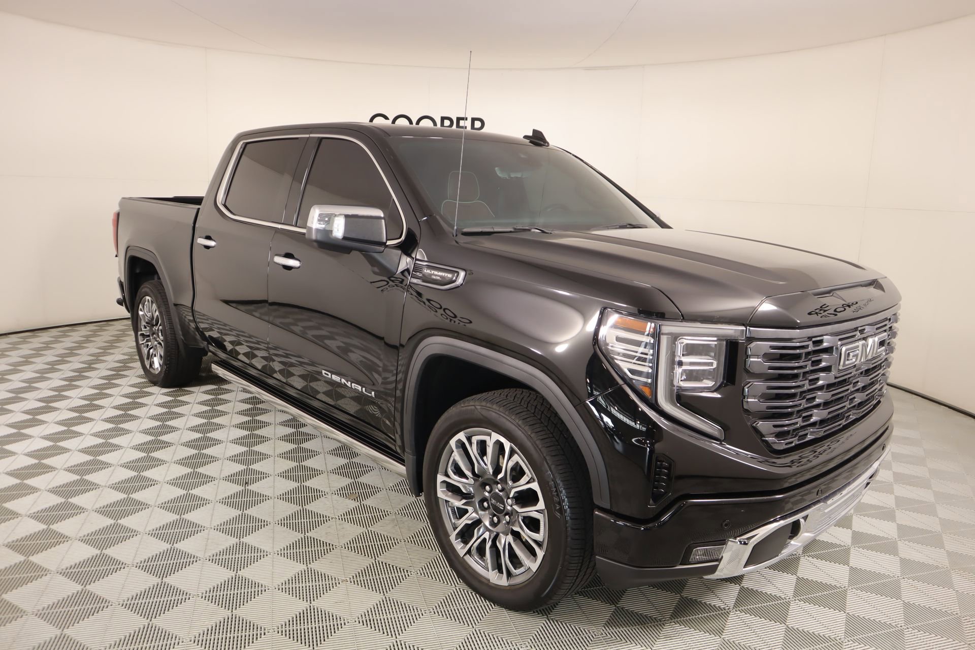 Used 2025 GMC Sierra 1500 Denali Ultimate image 1