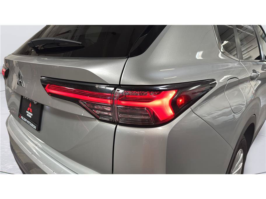 Used 2025 Mitsubishi Outlander ES FWD image 12