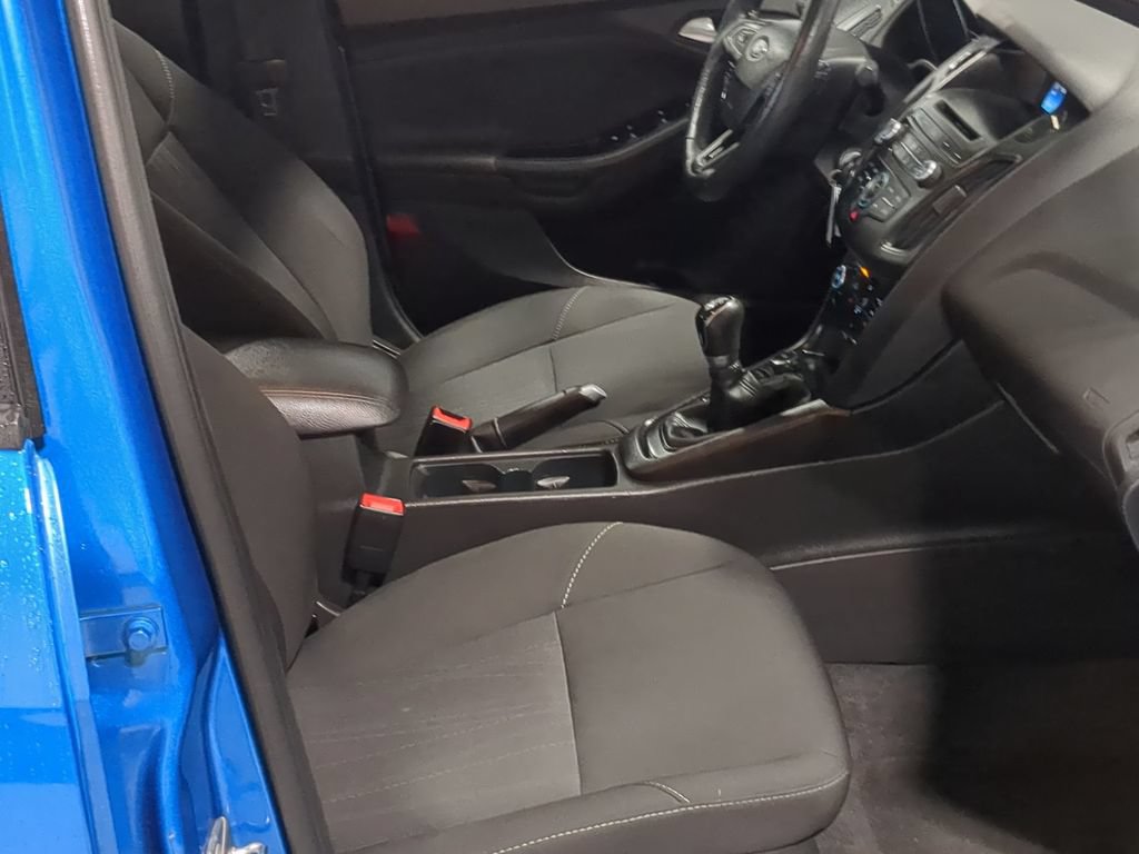 Used 2016 Ford Focus SE w/ SE Cold Weather Package FWD image 25