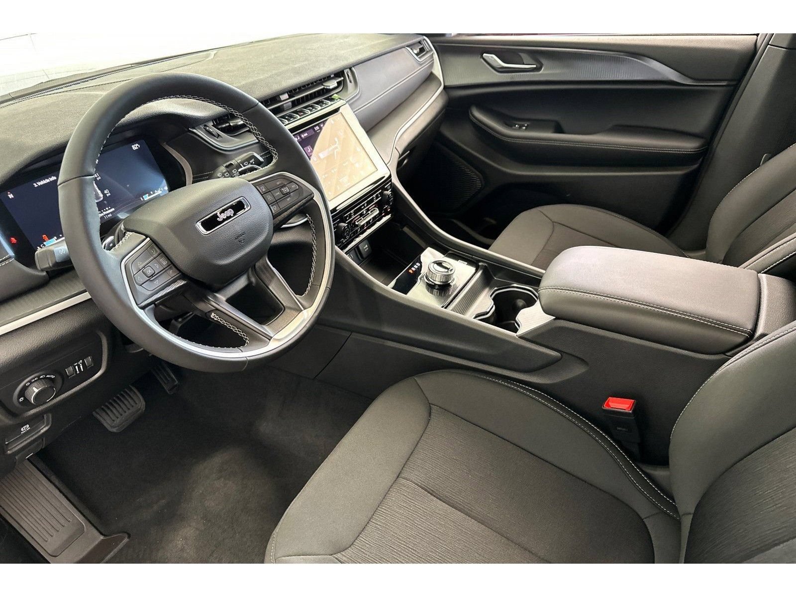 New 2025 Jeep Grand Cherokee Laredo w/ Luxury Tech Group I RWD image 11