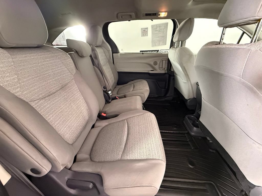 Used 2021 Toyota Sienna LE w/ LE Plus Package FWD image 17
