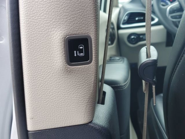 Certified 2024 Chrysler Pacifica Touring-L image 28