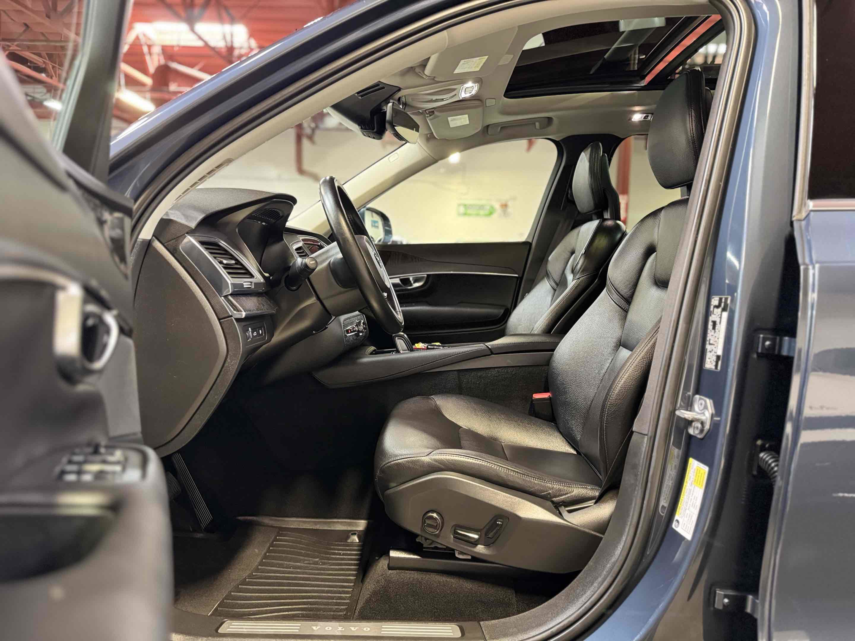 Used 2020 Volvo XC90 T8 Momentum w/ Protection Package Premier AWD/4WD image 4
