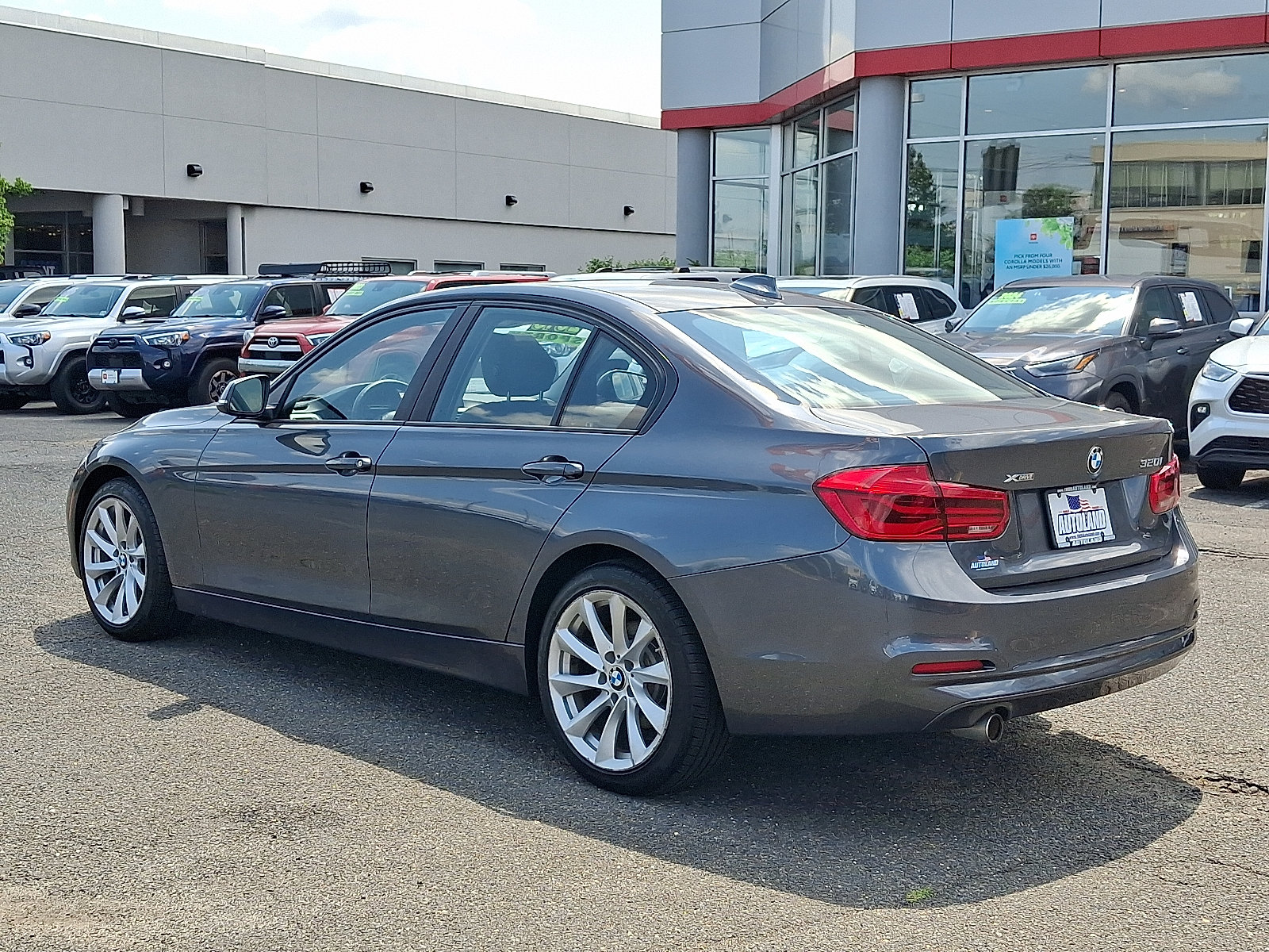 Used 2018 BMW 320i xDrive Sedan w/ Convenience Package AWD/4WD image 5