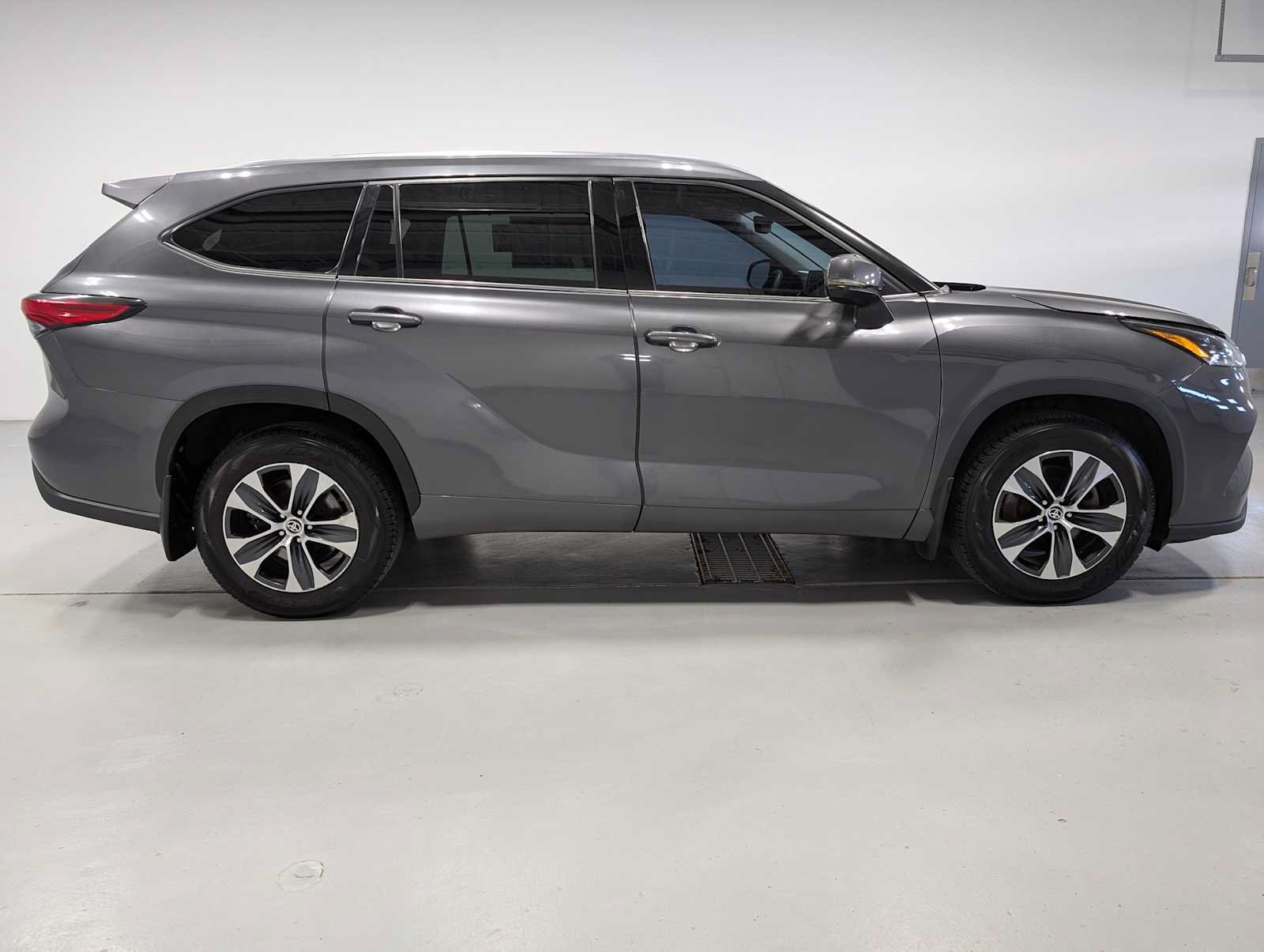 Used 2021 Toyota Highlander XLE AWD/4WD image 7