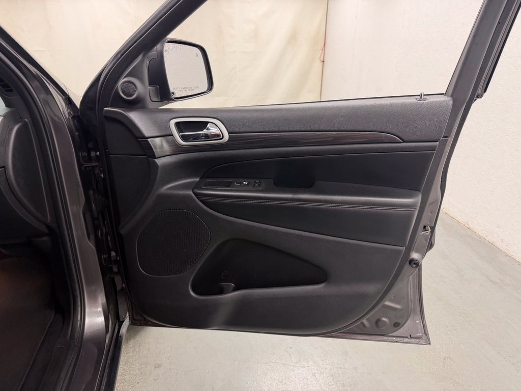 Used 2021 Jeep Grand Cherokee Laredo AWD/4WD image 9