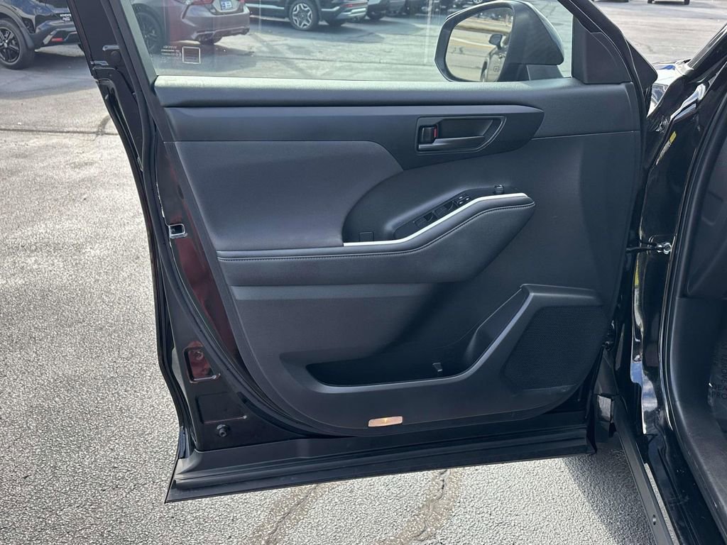 Used 2023 Toyota Highlander LE image 5