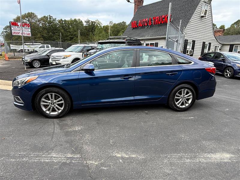 Used 2017 Hyundai Sonata SE image 2