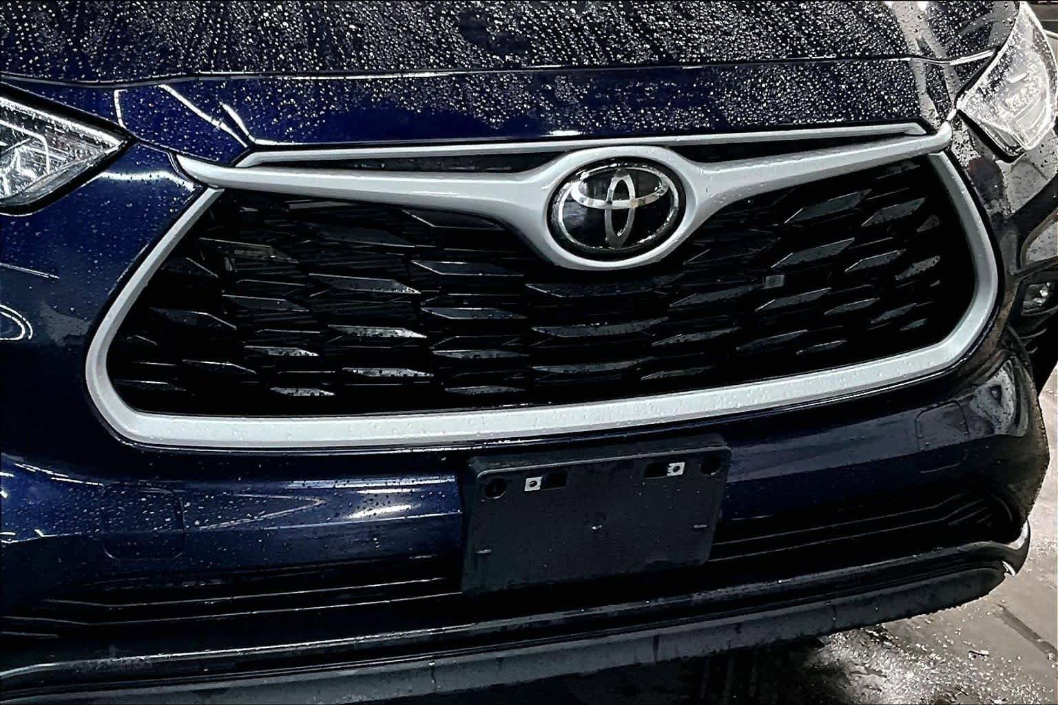 Used 2025 Toyota Highlander LE FWD image 29