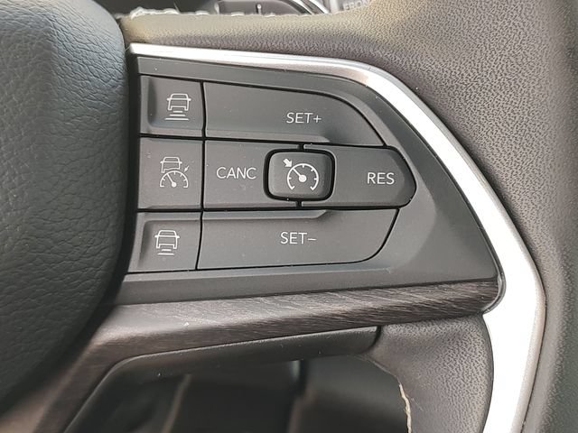 Used 2025 Jeep Grand Cherokee Limited RWD image 18