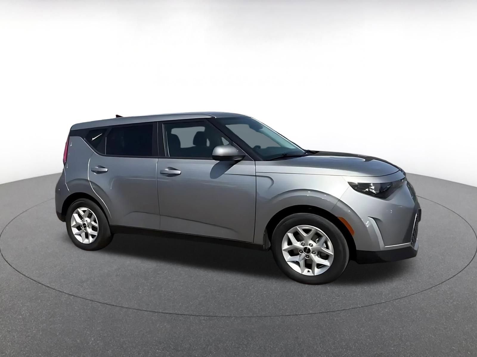 Used 2025 Kia Soul LX w/ LX Technology Package FWD image 2