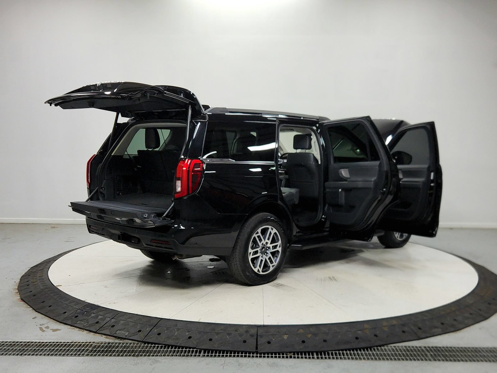 Used 2025 Ford Expedition Active AWD/4WD image 16