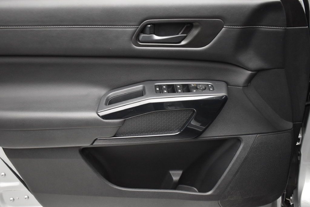 Used 2025 Nissan Pathfinder SV AWD/4WD image 9