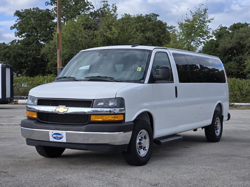 Used 2025 Chevrolet Express 3500 LT w/ LT Preferred Equipment Group RWD image 3