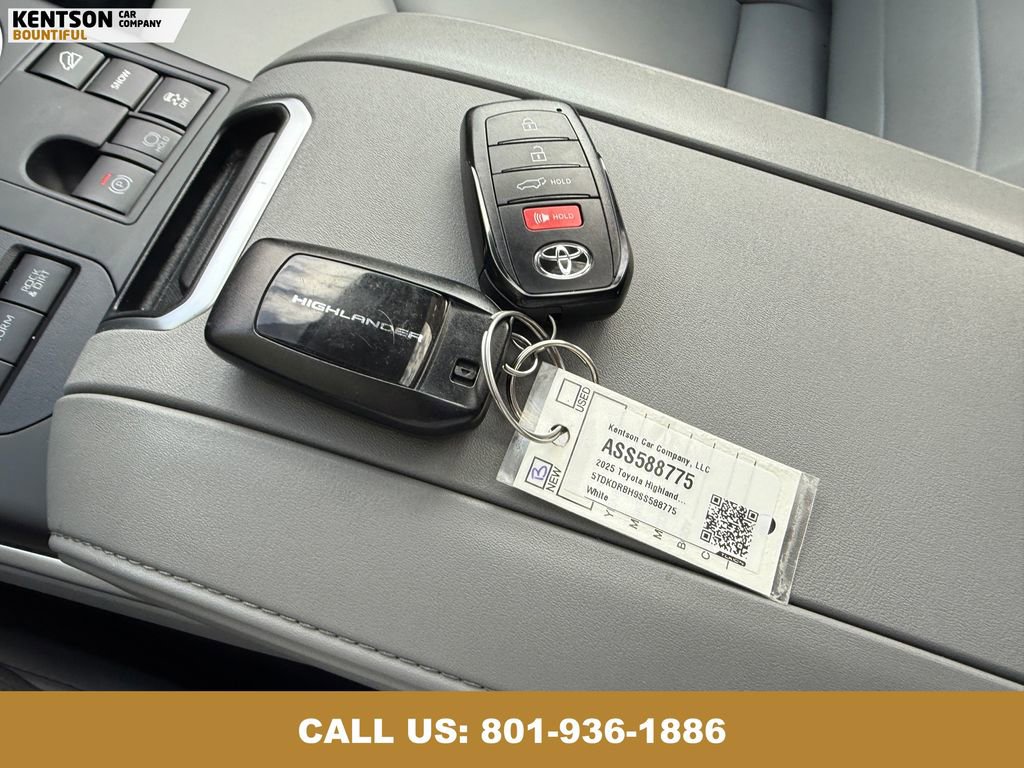 Used 2025 Toyota Highlander XLE image 45