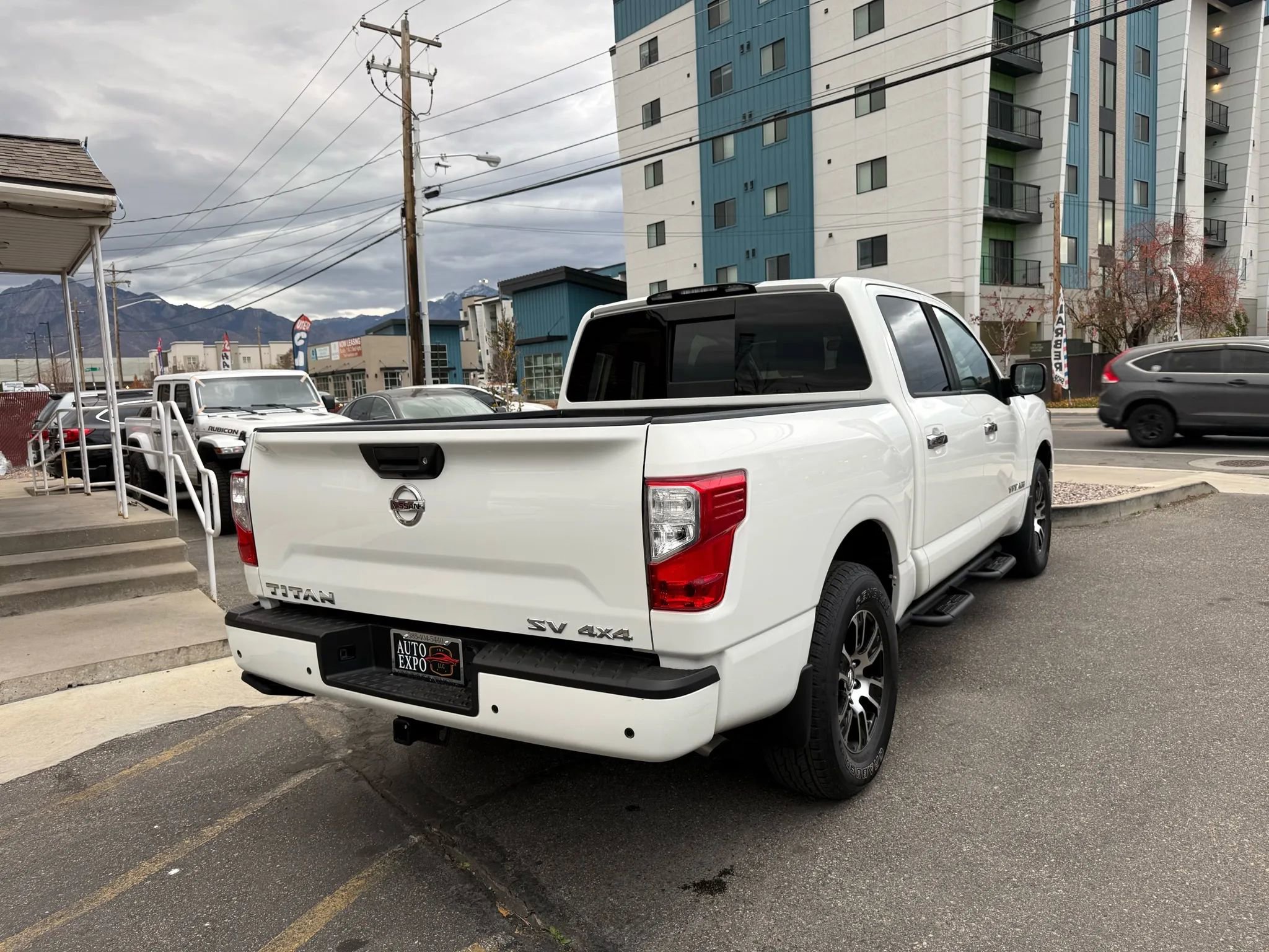 Used 2021 Nissan Titan SV w/ SV Convenience Package image 6