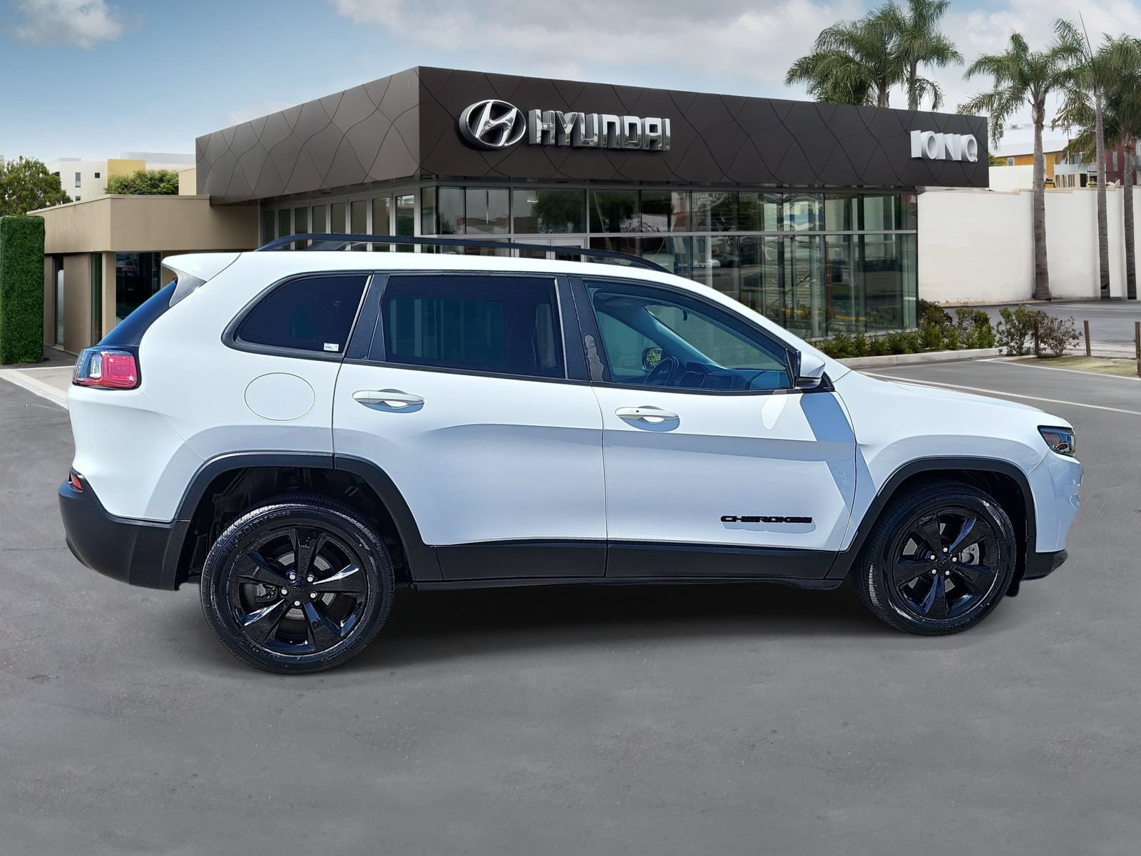 Used 2019 Jeep Cherokee Latitude Plus FWD image 2