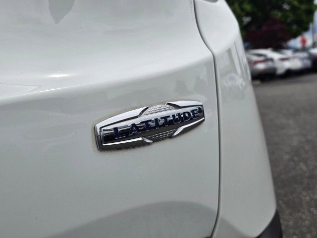 Used 2015 Jeep Renegade Latitude AWD/4WD image 17