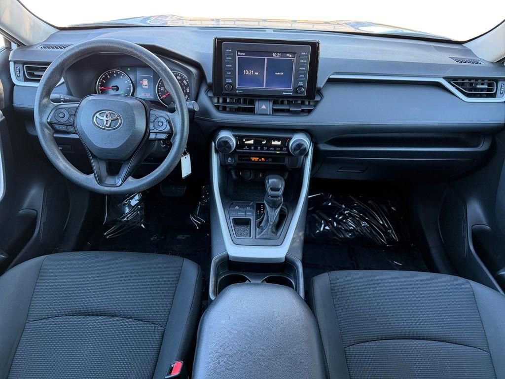 Used 2021 Toyota RAV4 LE image 10