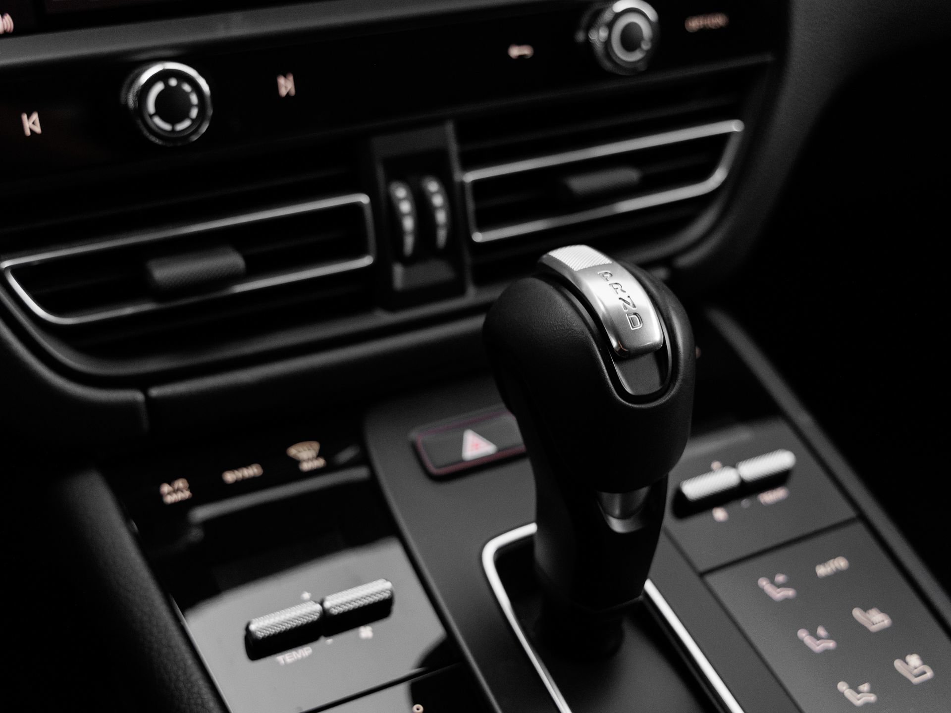 Certified 2026 Porsche Macan AWD/4WD image 23