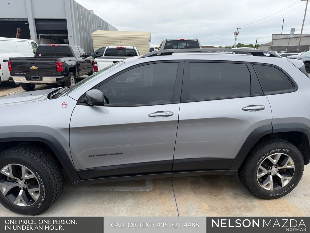 Used 2017 Jeep Cherokee Trailhawk image 2
