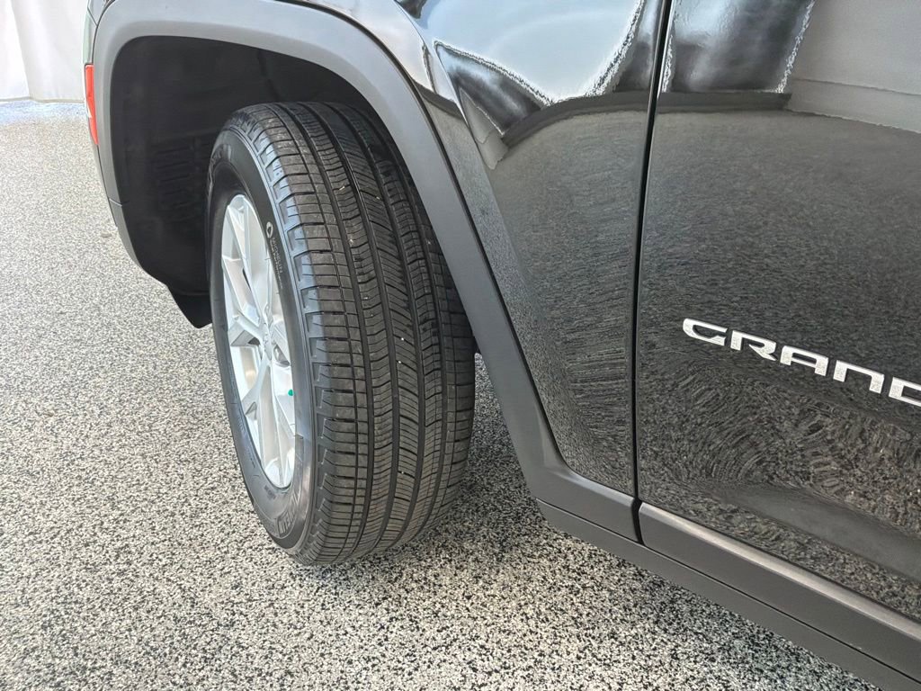 Used 2023 Jeep Grand Cherokee L Limited AWD/4WD image 3