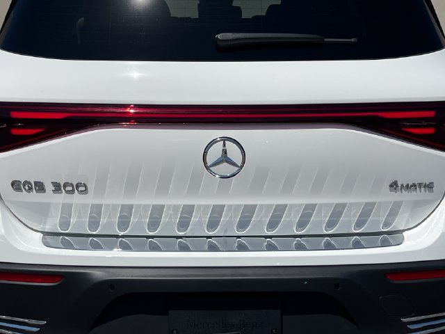 Used 2025 Mercedes-Benz EQB 300 4MATIC image 10