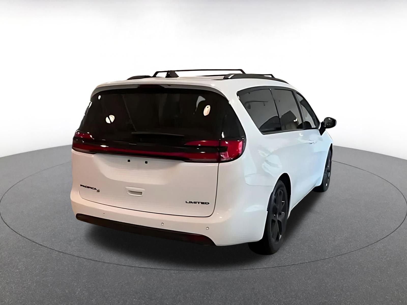 Used 2025 Chrysler Pacifica Limited FWD image 14