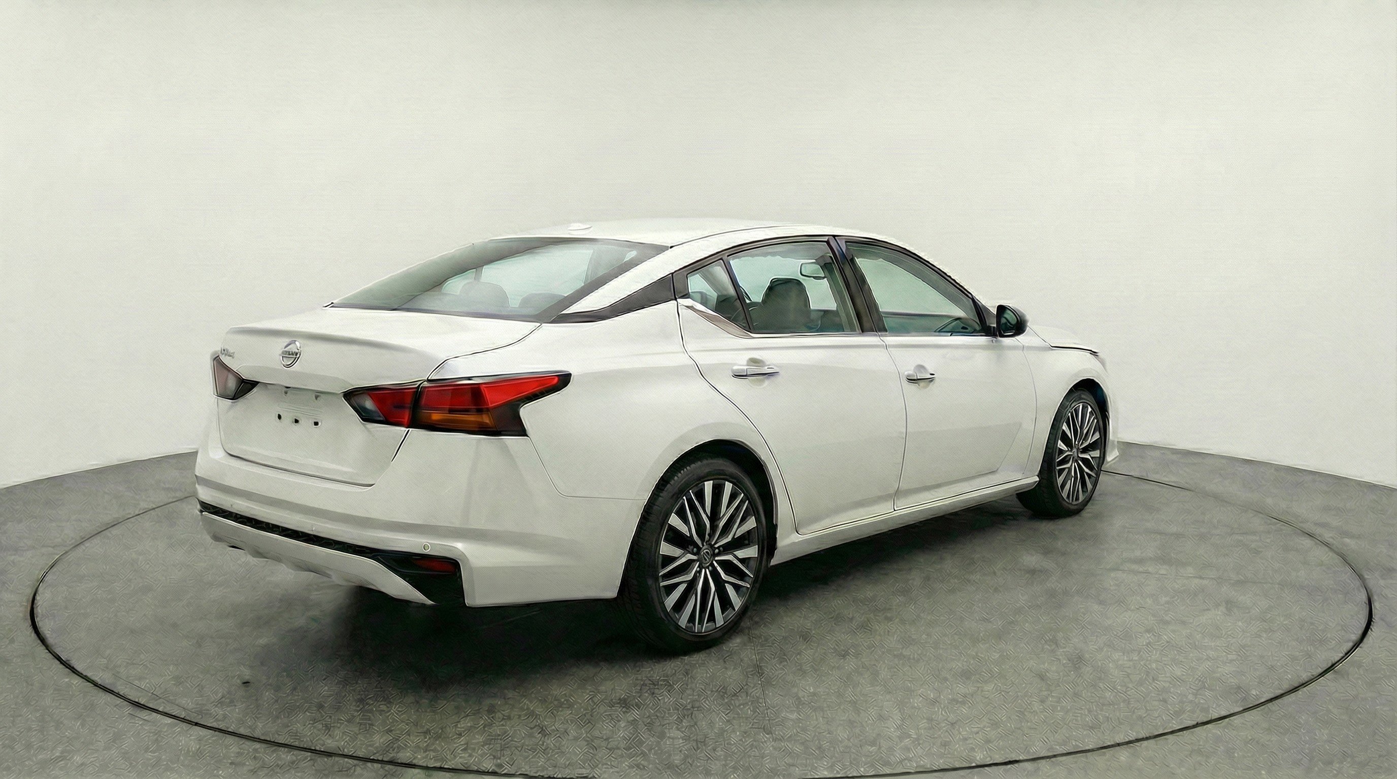 Used 2025 Nissan Altima 2.5 SV image 9