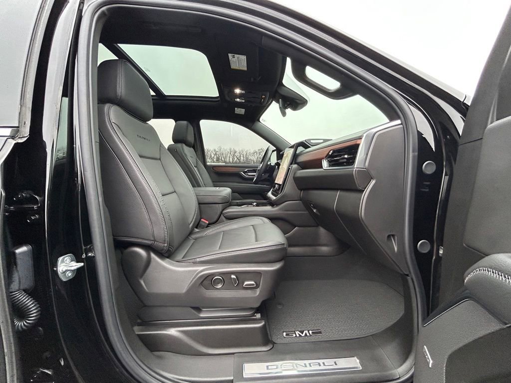 Used 2025 GMC Yukon Denali w/ Sun & Power Step Package image 24