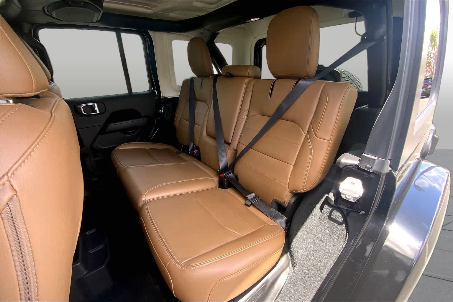 Used 2022 Jeep Wrangler Unlimited Sahara w/ Cold Weather Group AWD/4WD image 19