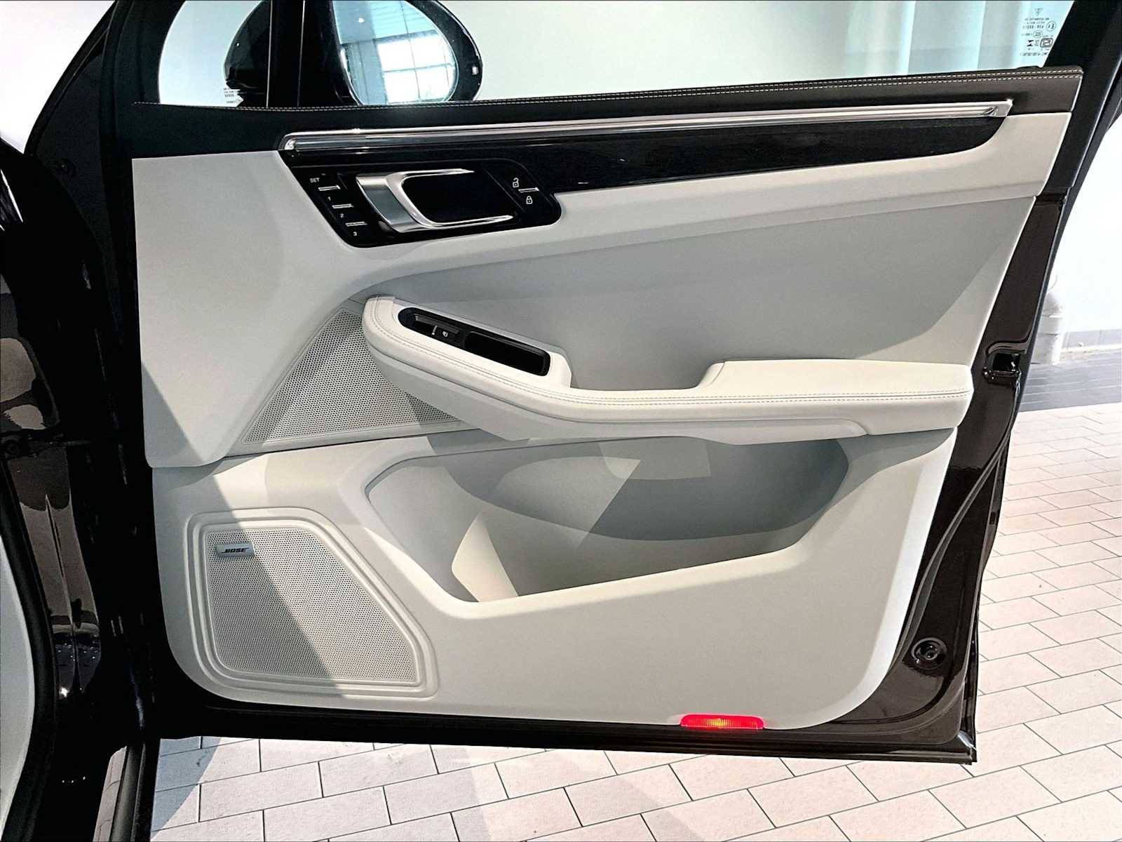 Used 2025 Porsche Macan image 27