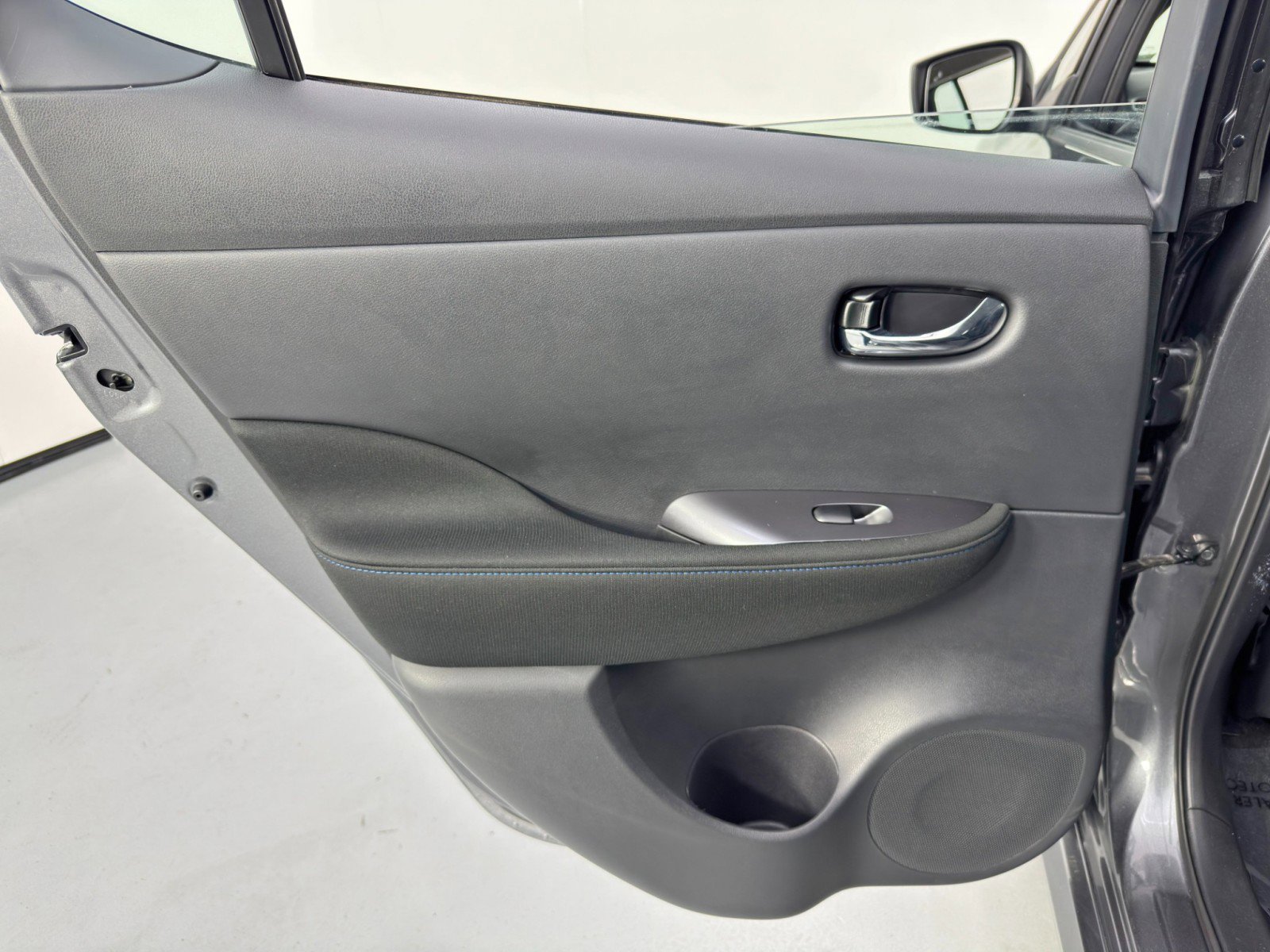 Used 2025 Nissan Leaf S image 34