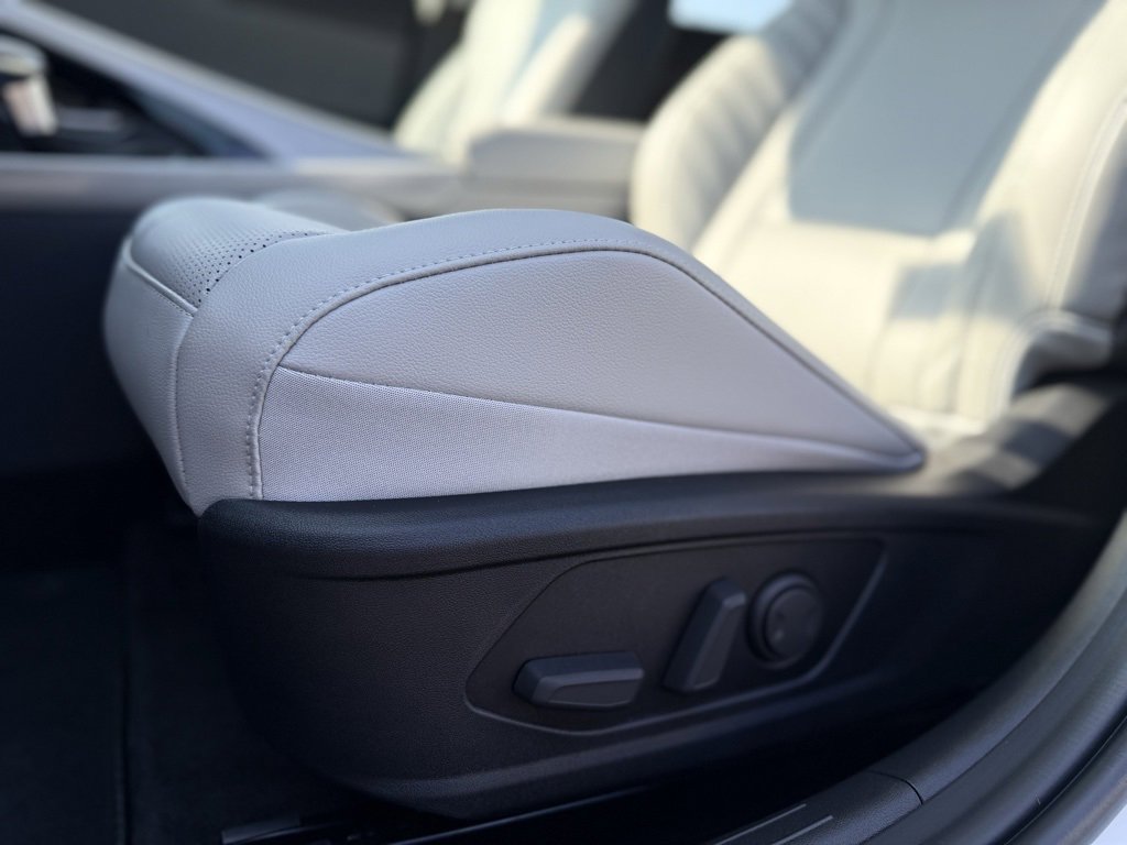 New 2025 Hyundai Elantra Limited image 23